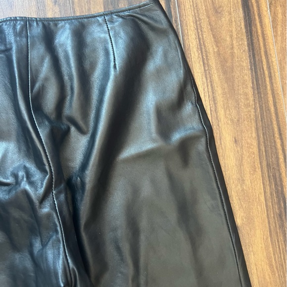 Danier Genuine Leather Black Pants – Size 10 – Made in Canada - Picture 9 of 14